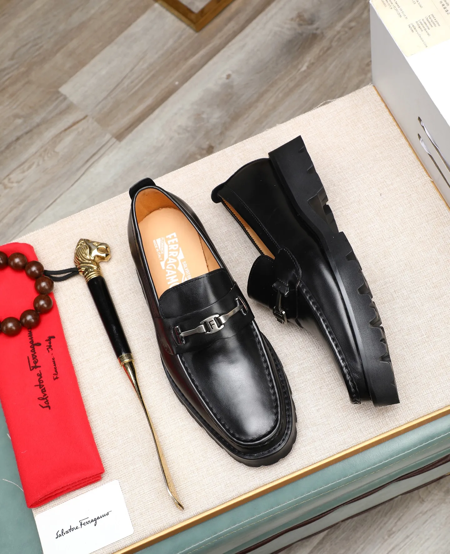 Men's shoes 💰500 📛📛(water-dyed cow lining) Salvatore Ferragamo high-end (Salvatore Ferragamo) is the top international luxury footwear brand. It comes from the fashion kingdom of Italy. It is famous all over the world for its traditional handmade design and novel styles...🚶🏻🚶🏻New suit shoes are available simultaneously at the counter. This model is purely handmade. The fabric is imported Italian calfskin➕soft water-dyed cowhide lining. Original authentic outsole🌀🌀Size: 38➖44.